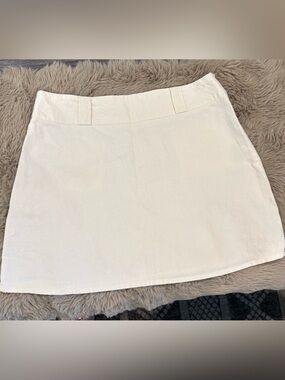 Classic Off-White/Cream Women's Mini Skirt. Size small.